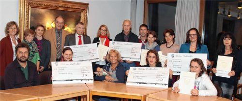 Glückwunsch: Landrat Wolfgang Berthaler (Fünfter von links) freute sich bei der Siegerehrung mit den erfolgreichen Teilnehmern des Stadtradelns.Foto re