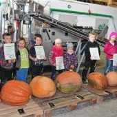 Goldener Kürbis ging nach spannender Wiegeaktion an Leni Riedl