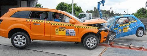 Groß gegen klein: Audi Q7 gegen Fiat 500. Foto  Auto-Medienportal.Net/ADAC