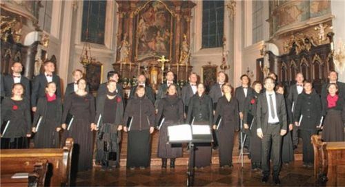 Großartige Gäste: das Vokalensemble „Cantabile Regensburg“ mit Dirigent Matthias Beckert.Fotos kis