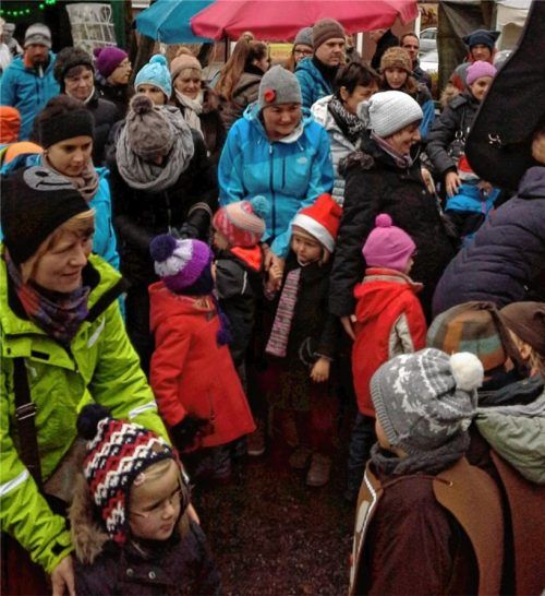 Großer Andrang: Auch von schlechtem Wetter lassen sich viele Panger nicht von einem Besuch ihres Adventsmarktes abhalten.Foto  re