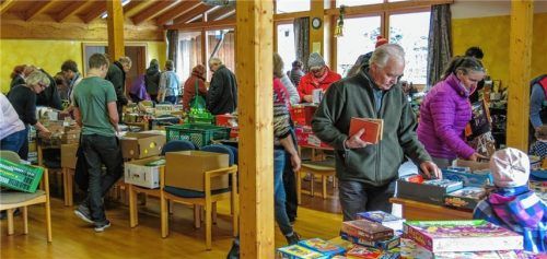 Großer Andrang beim Winterflohmarkt des Wössner Regenbogens