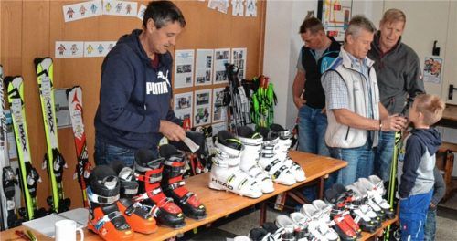 Gut ausgerüstet auf die Piste: Skiflohmarkt in Söchtenau