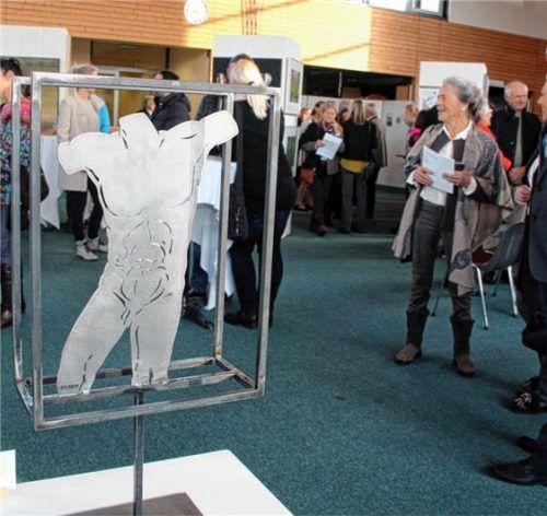 Gut besucht: die Vernissage der vierten Irschenberger Kunstausstellung. Foto  Fischer