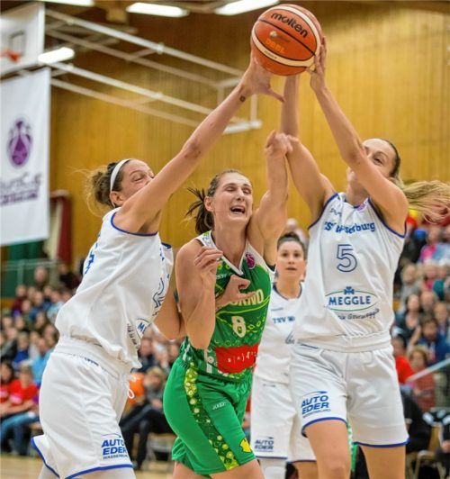 Gute Abwehrarbeit der Wasserburger Damen gestern Abend gegen die Gäste-Spielerin aus Brno. Foto  Brei