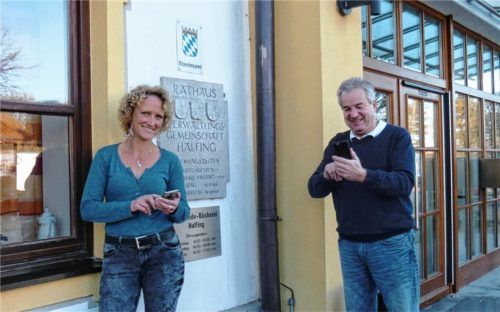 Haben sich schon ins Netz eingewählt: Gemeindemitarbeiterin Karin Marquart und Bürgermeister Peter Böck. Foto re