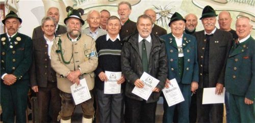 Haben sich um den Verein verdient gemacht (von links): Hans Pellkofer (links) und Toni Ablinger rechts überreichten (von links) Franz Ablinger, Gerhard Pellkofer, Hartl Pehse, Sepp Unterbuchner, Michael Ramsauer, Siggi Altmann, Wolfgang Gsinn, Sebastian Mitterer, Hans Rucker, Hubert Hamberger, Reinhard Obermaier, Peter Wastl und Franz Maier die Ehrenzeichen für ihre Treue zum Verein. Foto reh