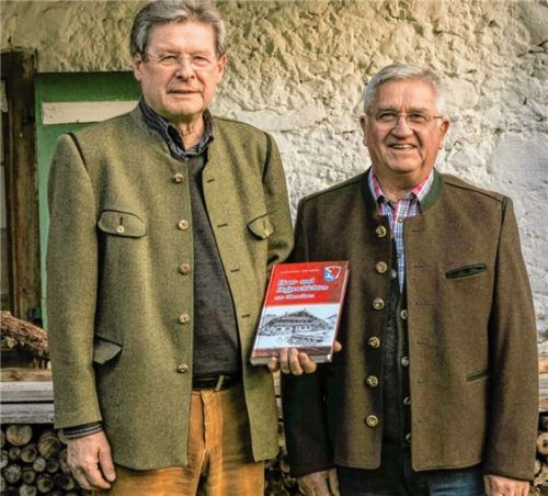 Haben viel ehrenamtliche Arbeit in ihr Buch gesteckt: Bernhard Greimel (links) und Stefan Entfellner.Foto flug