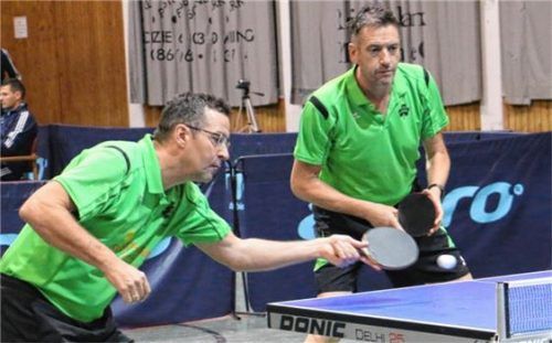 Hans Röslmair (links), der im Einzel punktete, sowie Kapitän Hans Wiesböck schrammten im Doppel knapp an einem Punkt vorbei. Foto  Erlich