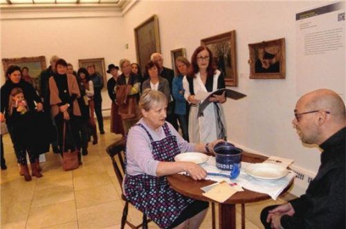 Haushälterin und Pfarrer im Gespräch, dazwischen im Hintergrund Theatermacherin Traudel Bogenhauser. Foto  Jacobi