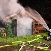 Heiße Party: Jagdhütte in Surberg brennt