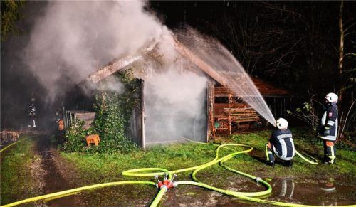 Heiße Party: Jagdhütte in Surberg brennt