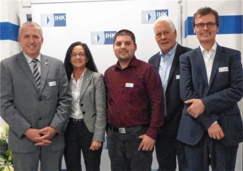 Herbert Prost (Leiter der IHK-Geschäftsstelle Mühldorf), Sonja Gehring (IHK), Michael Scherr, Scherr Fachhandel Mühldorf, Hans Baumgartner, Altöttinger Wirtschaftsverband e.V., und Michael Seidel, Cima GmbH (von links). Foto re