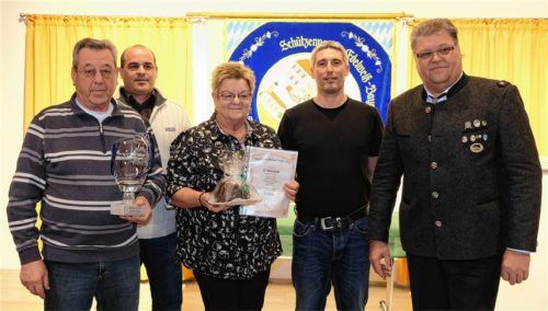 Hermann Edmeier, Tamas Cifra, Heidi Edmeier und Ferenc Szabo mit dem Wanderpokal überreicht von Schützenmeister Hermann Eggert.Foto hhr