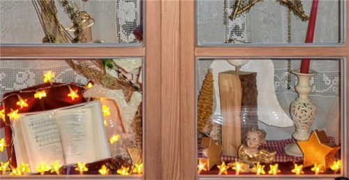 Hinter geschlossenen Fensterläden verbirgt sich auch heuer Dekoration.Foto Mayr