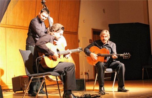Hochkarätig startete das Bad Aiblinger Gitarrenfestival „Saitensprünge“ mit Joscho Stephan (links), seinem Bassisten Stefan Berger und seinem Vater Günter Stephan.