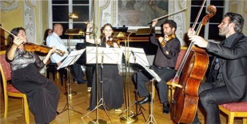 Hochwertige Kammermusik für einen guten Zweck: Benefizkonzert im Ahnensaal des Klosters Zangberg.Foto  kis