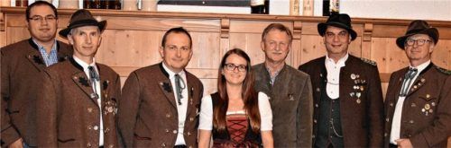 Höslwangs Bürgermeister Matthias Maier (Dritter von rechts) sowie Gauschützenmeister Bernhard Brehmer (Zweiter von rechts) gratulieren der neuen Vorstandschaft mit Andreas Blank, Michael Linner, Hubert Blank, Christina Rothbucher und Sepp Voit. Foto re