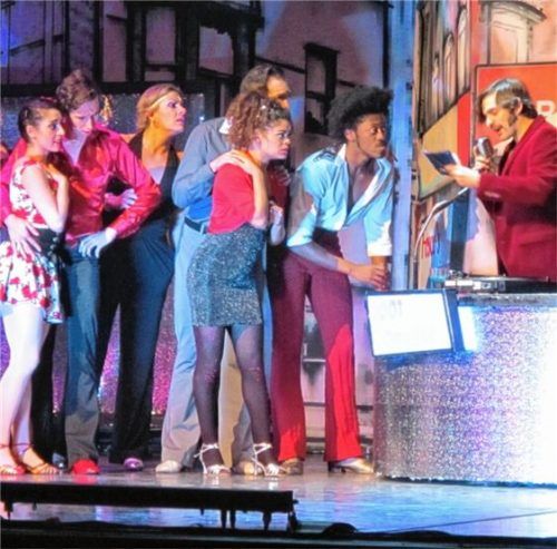 Hohe Tanz- und Stimmkultur und immer wieder schöne Bilder zeigte das Musical-Ensemble im „Saturday Night Fever“ im Haus der Kultur.Fotos Benekam