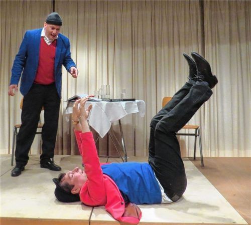 Hoher Spaßfaktor: Wenn Jürgen (stehend) rezitierte, dann verdeutlichte Markus (liegend) die Szenen mimisch und gestenreich, oder auch lautmalerisch.Foto nz