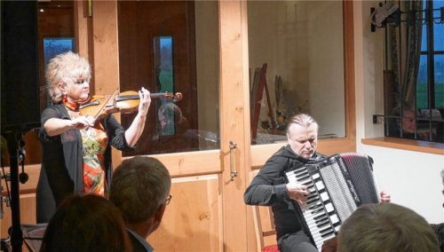 Ilona Cudek und Enrique Uguarte boten spezielle Kaffeehausmusik. Foto  Kirchner