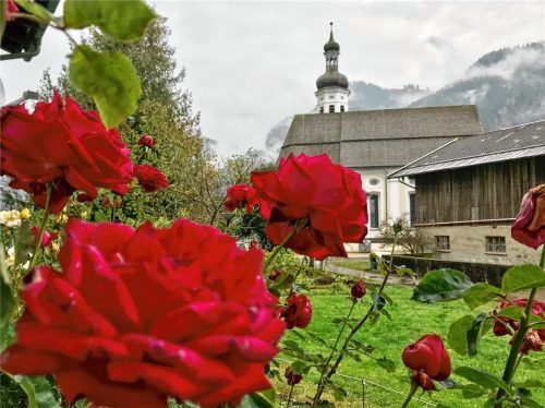 Im Bergsteigerdorf Sachrang: Rosige Zeiten statt Herbsttristesse
