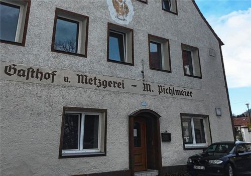 Im Frühjahr hat die Gemeinde den ehemaligen und leer stehenden Gasthof Pichlmeier erworben. Soll dort wieder ein Gasthaus entstehen, oder reißt man das Gebäude ab und baut neue Wohnungen? Bürgermeister Alois Salzeder rief bei der Bürgerversammlung auf, die Aschauer mögen sich an der Entwicklung des Areals beteiligen. Die Wirtshaus-Version hält er eher für unwahrscheinlich. Die Hürden seien hoch.Foto re