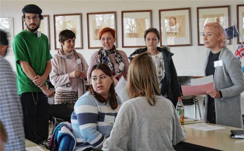 Im Haus Sudetenland tagte das Europaparlament: Junge Studierende aus der Ukraine erfuhren im Planspiel, wie Demokratie funktionieren kann und wie anstrengend sie oft ist. Das Planspiel war Teil eines zweiwöchigen Seminars im Rahmen des Gemeinschaftsprojekts „MehrWert Demokratie“.Foto  vk