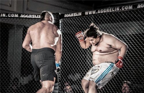 Im Main-Event kämpfte Lokalmatador Markus Grosse (links) gegen den schwergewichtigen Franzosen Isad Nabil. Der Kampf wurde wegen eines angeblichen Schlags auf den Hinterkopf nicht gewertet. Foto  Leonhard Huber.