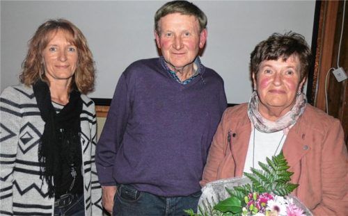 Im Rahmen der Versammlung konnte Bürgermeisterin Anna Meier (links) auch ein Dankeschön an Georg und Anni Weindl aussprechen und ein Dankeschönpräsent überreichen. 35 Jahre lang übte Weindl das Amt des Feldgeschworenen aus. Foto  fim
