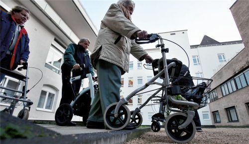 Immer wieder ein Thema: der Rollator und die Bordsteinkante.Foto dpa