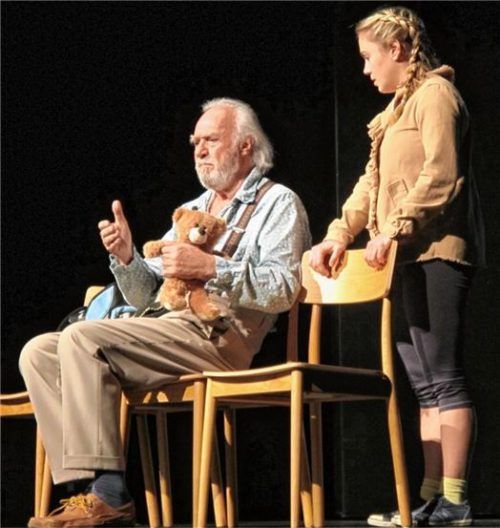 Immer wieder tröstet Tilda (Anne Bedenbender) ihren Opa Amandus (Achim Wolff).Foto bek