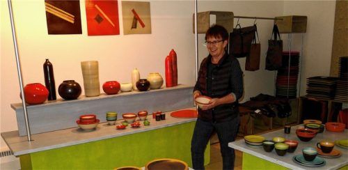 In attraktiven Farben leuchten die formschönen Keramiken von Irmgard Kurz-Minisini aus Übersee. Foto  jacobi