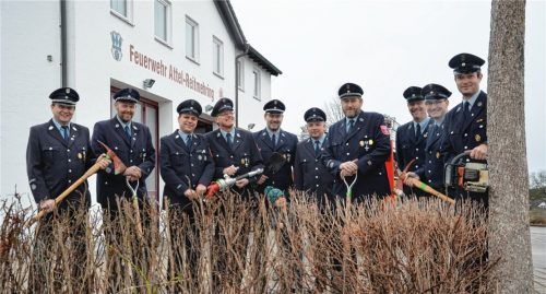In den Startlöchern: Kommandanten und Vorstände der Feuerwehr Attel-Reitmehring haben das Werkzeug schon griffbereit. Wenn es nach ihnen ginge, käme die Erweiterung lieber heute als morgen. Foto Hampel