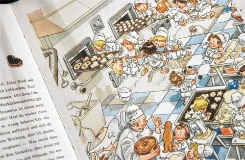 „In der Weihnachtsbäckerei“ heißt ein Kinderlied von Ralf Zuckowski. Die Idee einer Weihnachtsbäckerei findet sich schon in einem Kinderbuch von 1952. Bei der Vernissage hingen begeisterte Erwachsene über dem Wimmelbild mit dem Oberküchenmeisterengel und seinen Gehilfen. Fotos John Cater