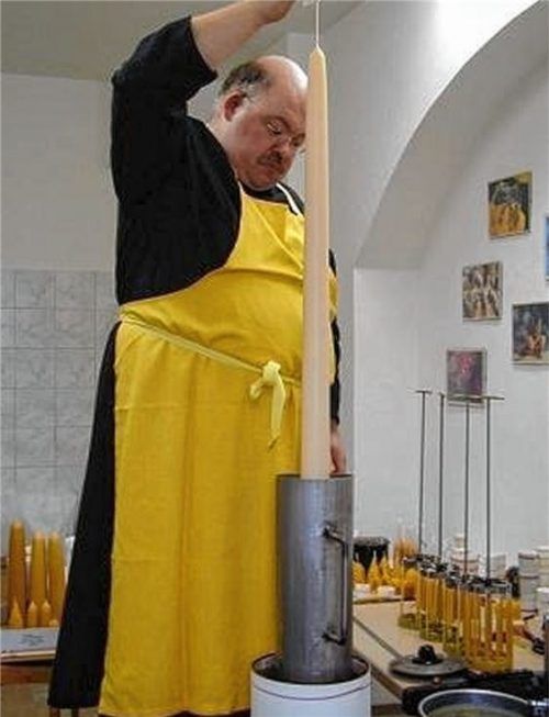 In der Werkstatt von Bruder Clemens (OSB) werden Bienenwachskerzen nach alter Tradition hergestellt.Foto stv