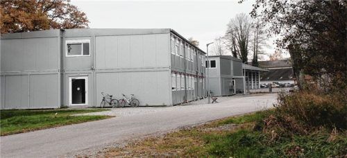In dieser Asylbewerberunterkunft in Raubling wurden im April drei Pakistani festgenommen. Ihnen wird vorgeworfen, mit Drogen gehandelt zu haben. Foto Reisner