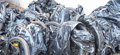 In dunkle Folien verpackt, transportierten die beiden Bosnier die gestohlenen Fahrräder.Foto Polizei