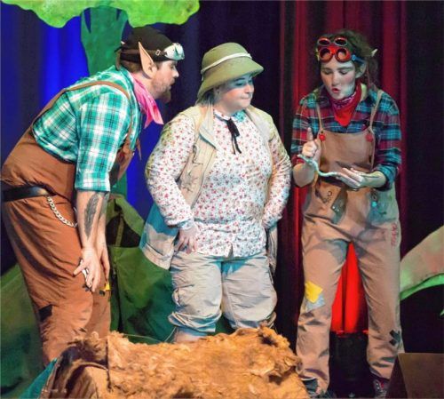 In einer Extravorstellung für Schulkinder hat das Kleine Theater Prien sein Weihnachtsstück dieser Tage erstmals gezeigt. Foto  Berger