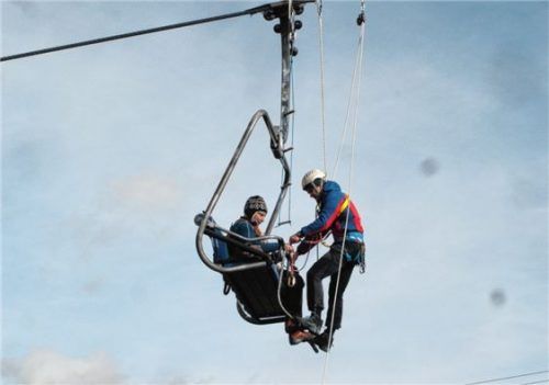 In luftiger Höhe übte die Bergwacht, Liftpassagiere zu bergen. Foto Hauser