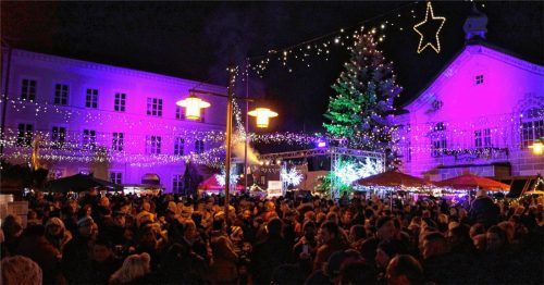 In stimmungsvolles Licht wollen die Veranstalter den Kolbermoorer Christkindlmarkt auch dieses Jahr wieder tauchen.Fotos Archiv MRR/Gantner
