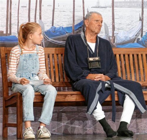 In Venedig erkennt der Opa (Hannes Ginthör) sogar seine geliebte „Principessa“, seine Enkelin Tilda (Rosalie Stadler), nicht mehr. Foto  janka