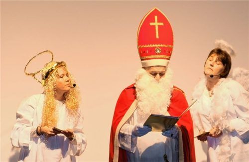 In Zangberg war er schon: der Nikolaus Christian Braun mit seinen Engeln Bettina Geisberger und Monika Reiter.Foto hhr