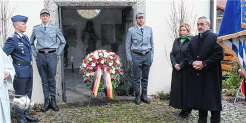 Innehalten im stillen Gebet: Sepp Oberauer (rechts) und Susanne Grandauer nach der Kranzniederlegung.Foto  stv