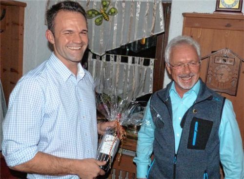 Insgesamt 141000 Euro hat der 2010 gegründete und sich nun auflösenden Förderverein „Eine Halle für Grabenstätt“ in den letzten gut sieben Jahren beigesteuert. Der stellvertretende Vorsitzende des TSV Grabenstätt, Marc Aigner (links), lobte den Fördervereinsvorsitzenden Karl-Heinz Austermayer für diese Leistung. Foto  Müller