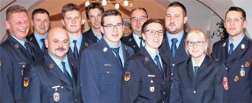 Jahresversammlung mit acht Beförderungen und zwei Dienstjubiläen: Vorsitzender Manfred Schatzeder, Johann Ortner (Beförderung zum Oberfeuerwehrmann), Bernhard Utzschmid (Beförderung zum Oberlöschmeister), Christoph Pichlmeier (neuer Zweiter Jugendwart zum Oberfeuerwehrmann), Hans Huber (20 Jahre aktive Dienstzeit), Simon Löw (zehn Jahre aktive Dienstzeit), Roland Feckl (scheidender Zweiter Jugendwart, Beförderung zum Hauptlöschmeister), Nadine Greißl (Beförderung zur Oberlöschmeisterin), Thomas Bauernschmid (Beförderung zum Löschmeister), Bettina Bauernschmid (Ernennung zur Feuerwehrfrau) und Kommandant Klemens Greißl (von links). Foto  Von Ahn