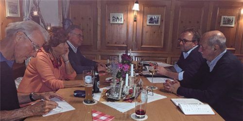 James Barnes, Margret Kahnt-Barnes, Dennis Willis, Michael Stacheder und Werner Böhm (von links) bei den Planungen für den „Opernsommer“ in Maxlrain. Foto  Boesswetter