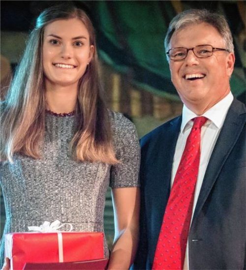 Johanna Windmaier freut sich über den Sportehrenpreis und der Bürgermeister freut sich über die erfolgreiche Wasserburger Sportlerin. Fotos  Cater