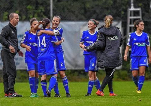 Jubel bei den Spielerinnen vom TuS Bad Aibling nach dem Sieg in Weinberg. Links Trainer Stephan Brunner. Foto  GASPA/ Schiffmann