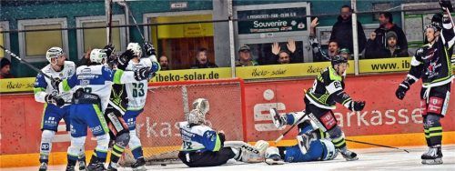 Jubel bei Verteidiger Manuel Neumann (rechts), der die Starbulls kurz vor dem Ende in Führung geschossen hat.